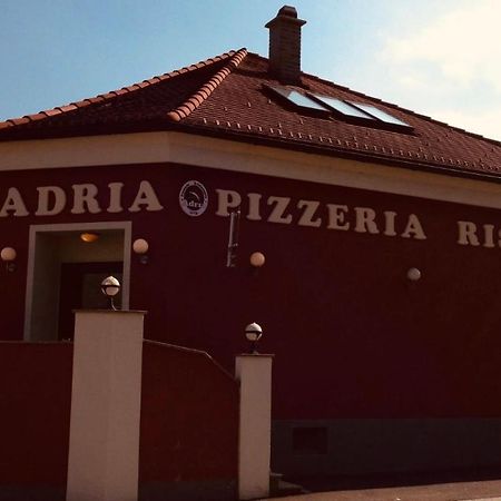 Ristorante Adria Leilighet Gloggnitz Eksteriør bilde